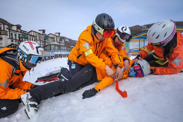 谈球吧体育当柳叶刀遇到滑雪板滑雪医生保障极限救援(图3)