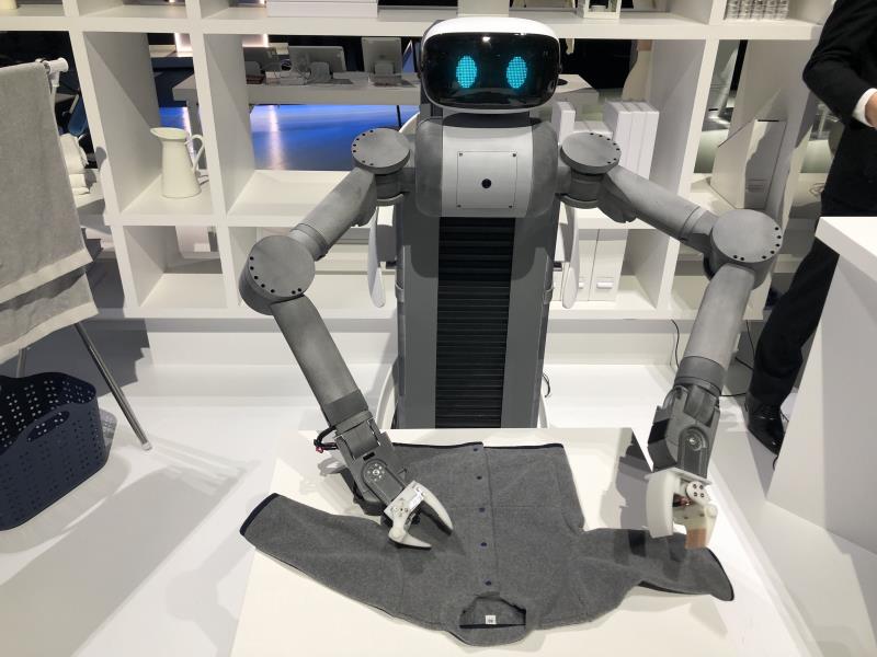 这台名叫“ugo”的机器人正在叠衣服。预计2020年夏季提供服务（图1）。陈超摄