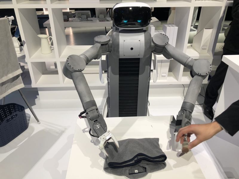 这台名叫“ugo”的机器人正在叠衣服。预计2020年夏季提供服务（图1）。陈超摄
