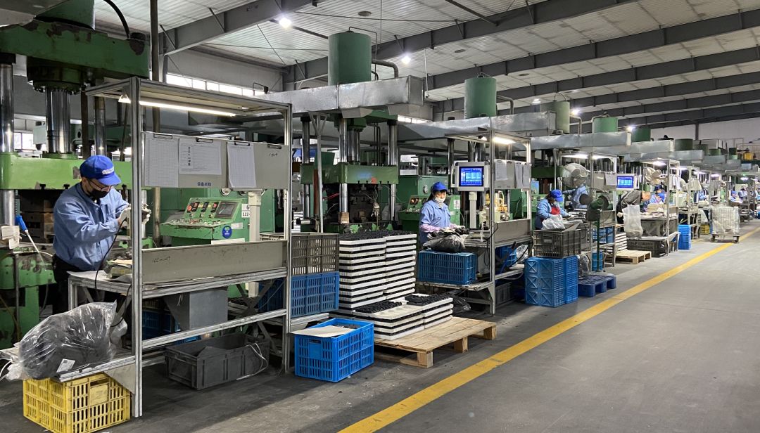 无锡惠山区凯龙高科技术工人正在生产线上.