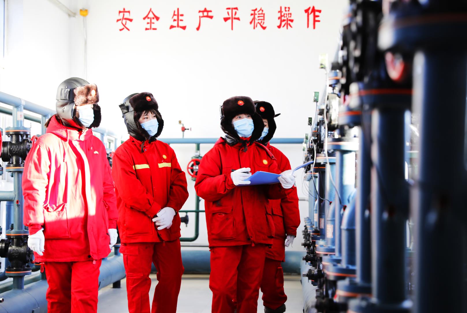 68大庆油田第一采油厂第三油矿308队员工查看生产状况.