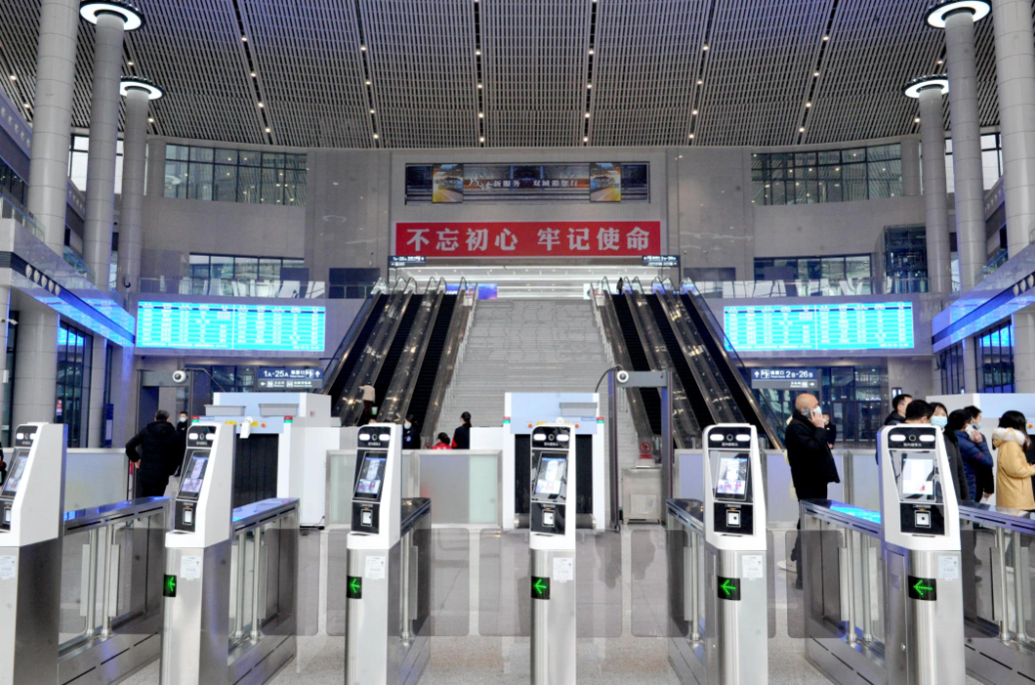 重庆最奇特的轻轨站，列车穿楼而过却不扰民，今成热门网红景点_李子坝