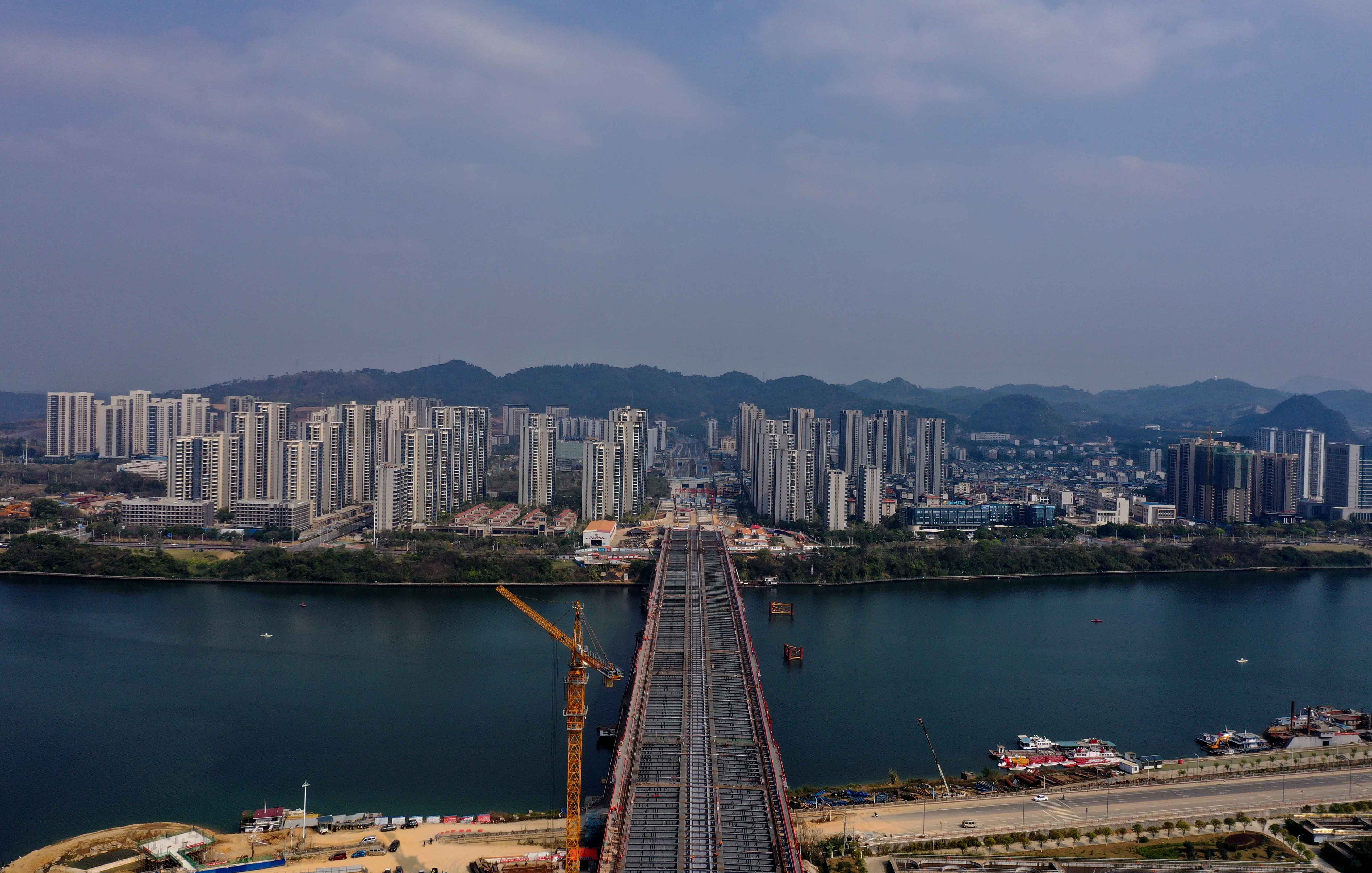 2月21日,用无人机航拍建设中的广西柳州市凤凰岭大桥.谭凯兴摄