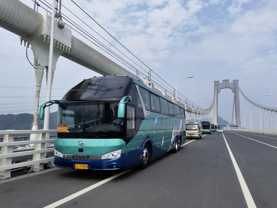 五峰山长江大桥公路面及其接线工程通车 我国首条“未来高速”运营