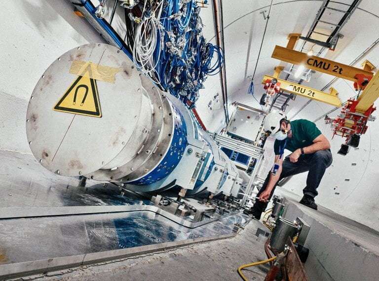 FASER 首次在欧洲大型强子对撞机（LHC）上发现中微子现身