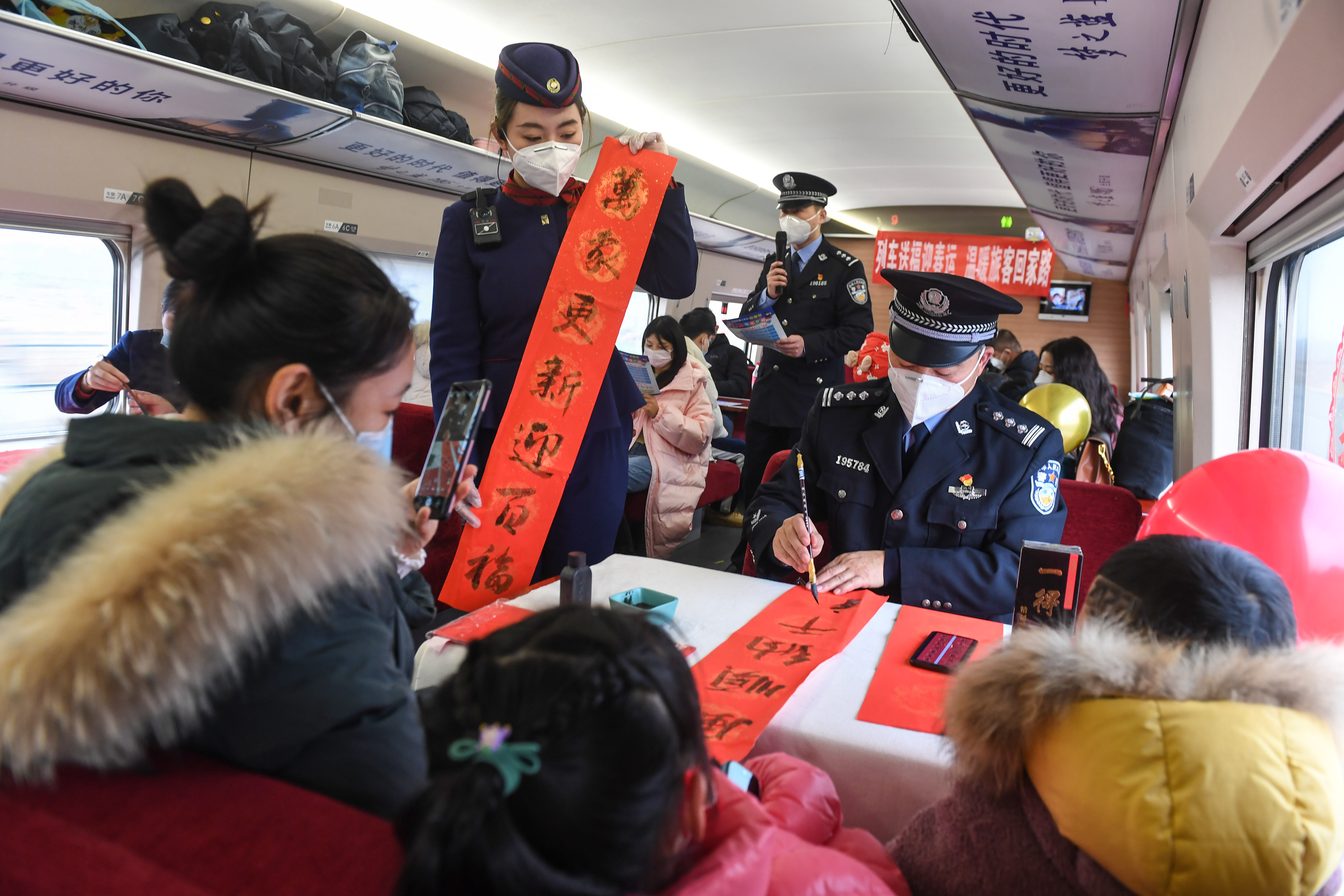 春运首日列车送福温暖旅客回家路