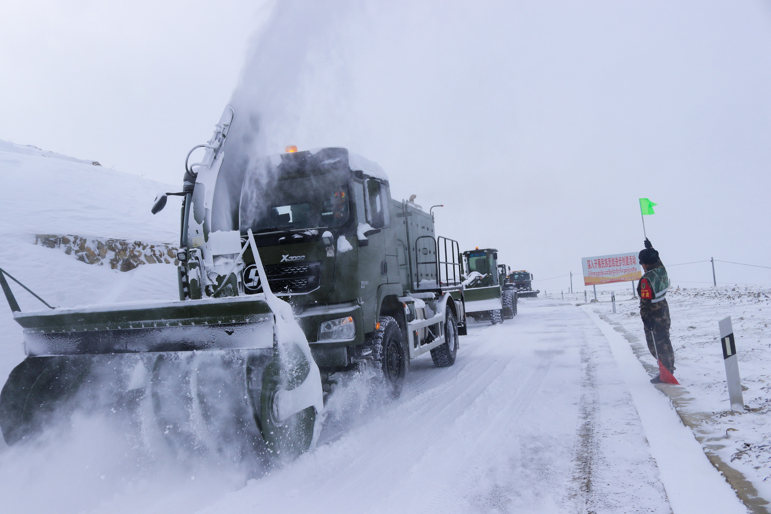 西藏大面积降雪武警官兵连续鏖战确保国道畅通